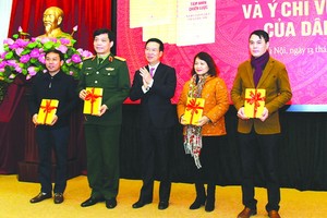 中央宣教部長武文賞向各圖書館贈送“戰略視野與各民族向上的意志”一書。