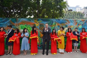 美國駐越南大使丹尼爾‧克里滕布林克（中）出席美國俱樂部的壁畫項目落成剪綵儀式。（圖源：VOV）