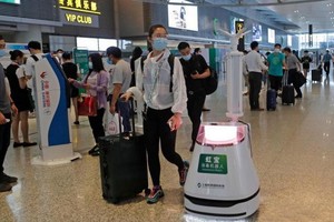 消毒機器人正在上海虹橋機場T2航站樓內消毒。（圖源：互聯網）