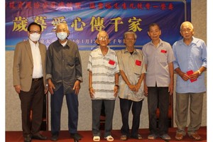 時代廣場投資股份公司總經理張豐裕先生(左一)向華人貧困同胞贈送賀年紅包。