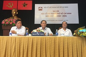 阮文瓊（中）蟬聯2020-2025年任期市古文物協會主席一職。（圖源：保平）