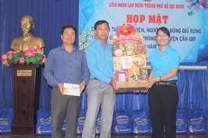 市勞動聯團主席陳氏妙翠（右）代表市勞動聯團向芹耶防護林管委會贈送春節禮物。（圖源：德龍）