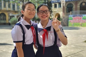 阮玉慶齡（右）和好同學慶安經常用英語交談、爭論以提高英語水平。