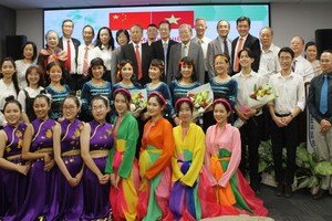 領導、貴賓與參加文藝表演的大學生合照留念。