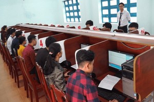 駕照理論考場一隅。（圖源：青梅）
