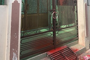 某民戶連遭陌生人潑紅漆恐嚇