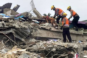 當地時間15日凌晨，印尼西蘇拉威西省發生6.2級地震，目前死亡人數已增至73人、820多人受傷。（圖源：AP）