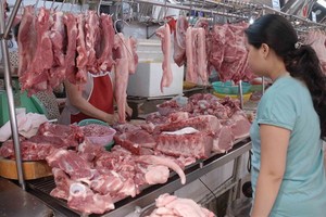 一名消費者在選購豬狗。（圖源：互聯網）