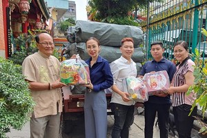 溫陵會館理事將春節禮品交給第五郡越南祖國陣線委員會及紅十字會。