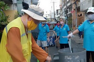 每次蓮華寺住持釋惟鎮法師都親自率領街區居民參與“每週打掃衛生”運動。