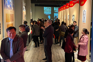 “越南共產黨歷屆大會”資料圖片展吸引了各界觀眾前來觀賞。（圖源：T. Điểu）