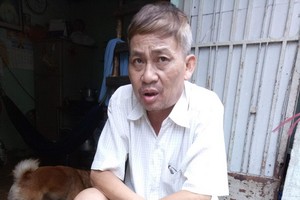 石玉清在租屋門口。