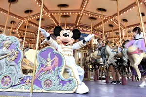 迪士尼樂園經典角色米老鼠乘坐旋轉木馬。（圖源：互聯網）