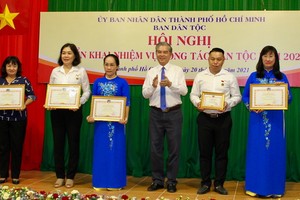 市人委會副主席吳明洲(右三)向為了民族事業有貢獻者頒發紀念章。