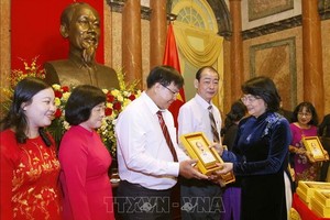 國家副主席接見永隆省先進模範代表團