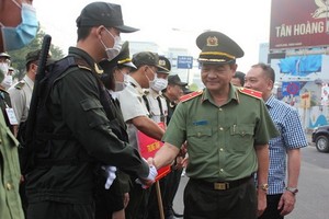 市公安廳長黎鴻南少將與新山一機場執勤武警親切握手，互致問候。（圖源：志石）