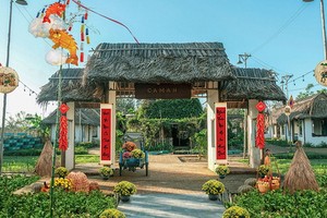 在錦安區的古老年貨市集正在密鑼緊鼓地開設以為遊客服務。