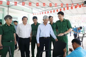 市人委會副主席武文歡（中）向平陽省的本市戒毒中心拜年。（圖源：市黨部新聞網）