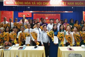 第五郡第十二坊臨時越南祖國陣線委員會集體亮相。