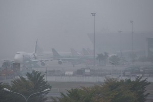 內牌機場濃霧瀰漫，使多個航班延誤或轉降在其他機場。（圖源：Zing）