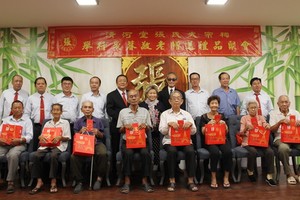 該宗祠理事長張敬明（左五）向諸位長者贈送歲暮禮物。
