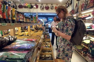 一名西方女遊客在選購旅遊紀念品。