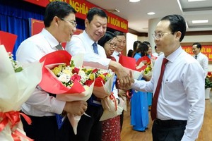 守德市市委書記阮文孝祝賀各部門新任首長。（圖源：喬峰）