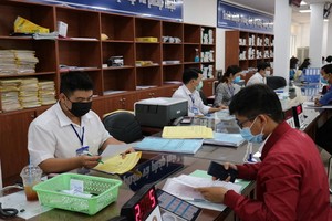 民眾在守德郡辦理行政手續。