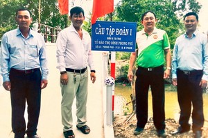 豐富會館理事會代表在“一號集團” 橋上合照。