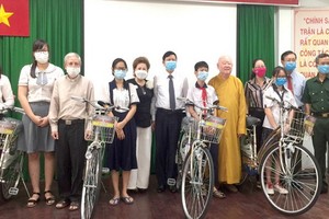 鄧氏明月（左四）贈送自行車給清貧大中學生。