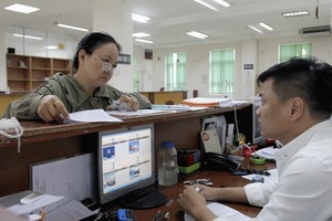 民眾在市社保機關辦理手續。