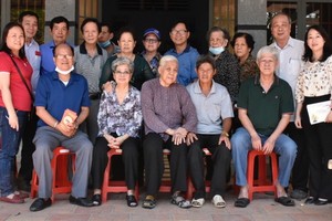 慰問團與列屬家庭合照留念。