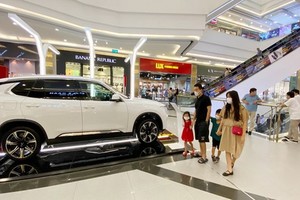 汽車市場的促銷活動吸引客戶。 