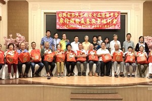 麥氏宗祠各位理事向宗親贈送禮物。