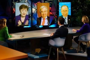 在荷蘭海牙拍攝的聯合國秘書長古特雷斯（中）等通過視頻連線出席首屆氣候適應峰會。（圖源：新華社）