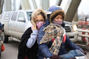 從今(27)日起，北部迎來新一股冷空氣，天氣轉寒，河內市民外出都添置了厚衣。（圖源：秋莊） 