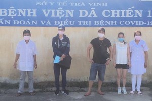 新冠病毒變異患者同另兩名患者病愈出院前與醫護人員合照。（圖源：瞿潁）