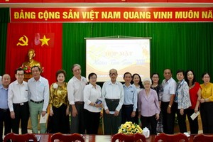 市民族處領導與諸位具威信華人同胞合照留念。