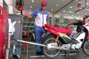 圖為摩托車排氣檢驗。（圖源：明軍）