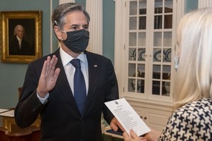 曾在前總統歐巴馬時代擔任副國務卿的布林肯（左），26日下午於國務院內宣誓就職成為美國新任國務卿。（圖源：美國國務院）