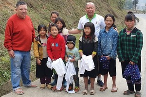 芽莊廣東會館理事會帶著善信的愛心到北部送冷衣。