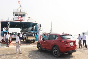 汽車駛上迪廟渡輪。（圖源: Đ.H）