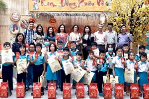 各熱心人士向金童小學生頒發禮物。