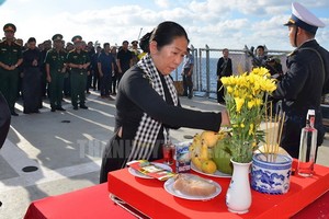 市委副書記阮氏蓉為捍衛長沙群島而英勇犧牲的烈士英雄上香緬懷。（圖源：市黨部新聞網）