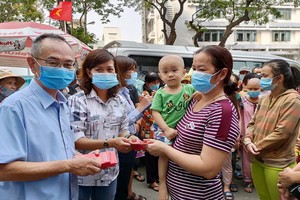 范興主任與陳月寶副主席向病童贈送紅包。