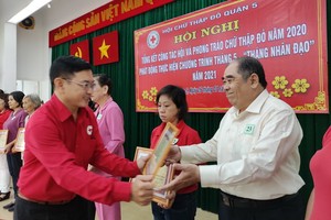 黎勛峰主席向第五郡東醫會頒發獎狀。