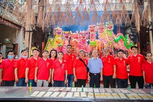 市龍獅協會主席、穗城會館理事長盧耀南(右五)接待精英堂龍獅團理事會成員到天后廟參神。