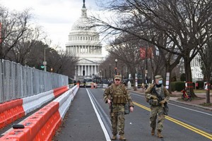 圖為1月18日在國會大廈外執勤的國民警衛隊員。（圖源：Getty Images）