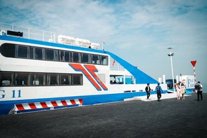 芹耶-頭頓市海上渡輪已投入營運。