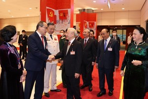 總書記、國家主席阮富仲與各代表交談。（圖源：越通社）